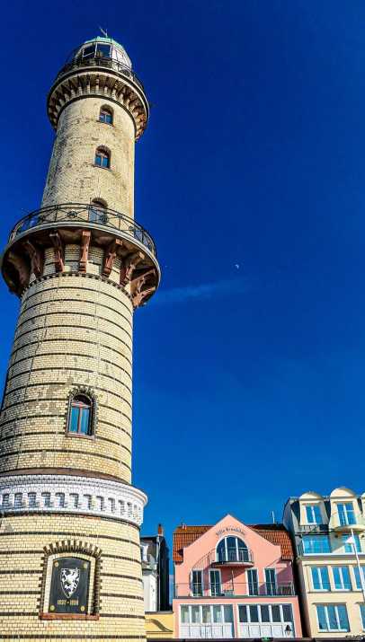 Der markante Leuchtturm prägt das Bild von Warnemünde