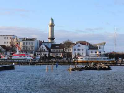 Blick vom Wasser auf den Leuchtturm und den Teepott in Warnemünde