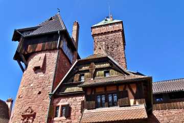 Hohkönigsburg im Elsass mit Mauern und Türmen
